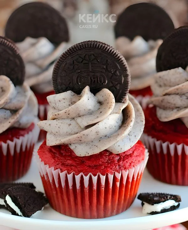 Красные капкейки с кремом и шоколадным печеньем Красные капкейки с кремом и шоколадным печеньем Фото