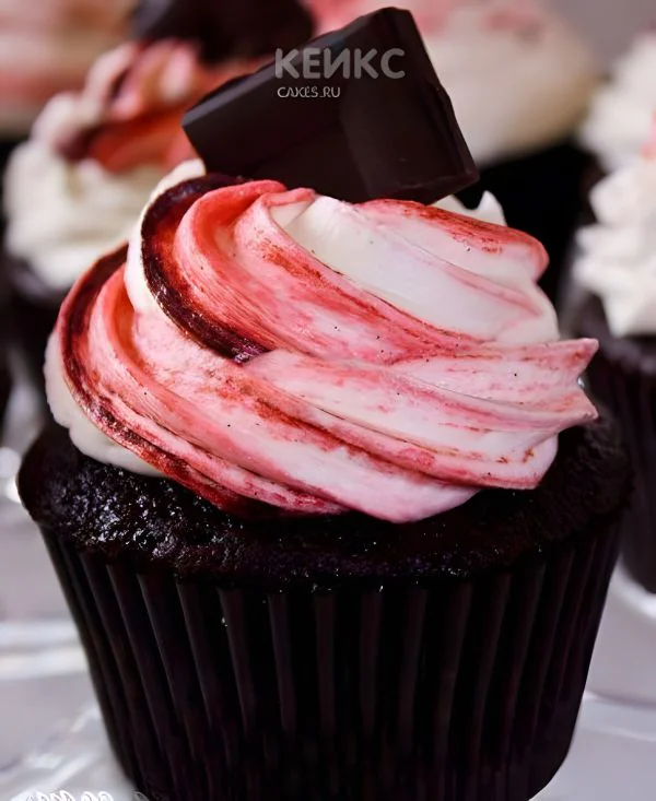 Капкейки с тёмным шоколадом и красным кремом Капкейки с тёмным шоколадом и красным кремом Фото
