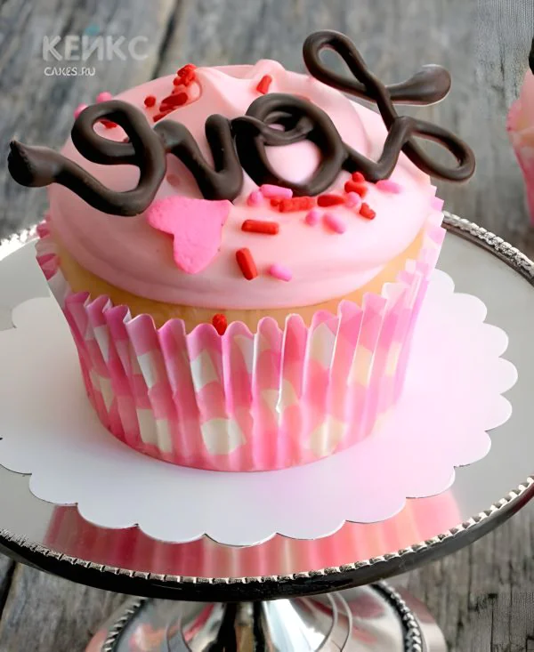 Нежно-розовые капкейки любовь с сердечками Фото