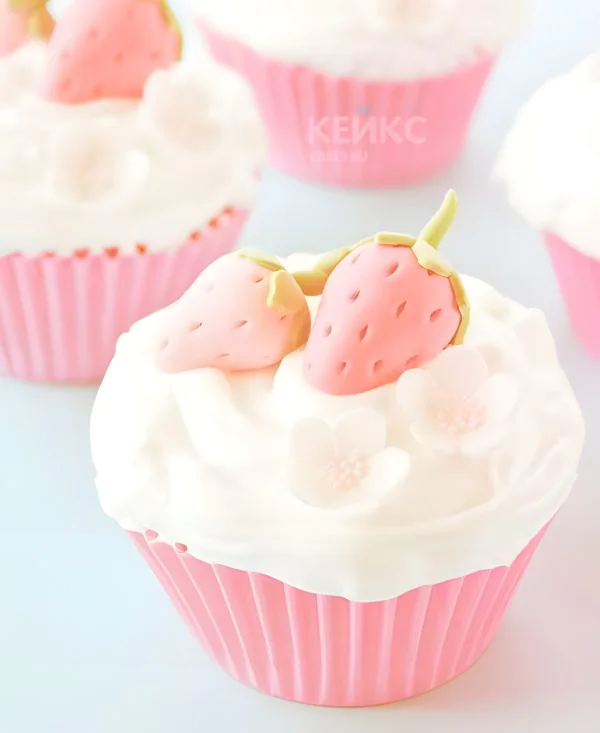 Розовые капкейки с клубникой из мастики Фото