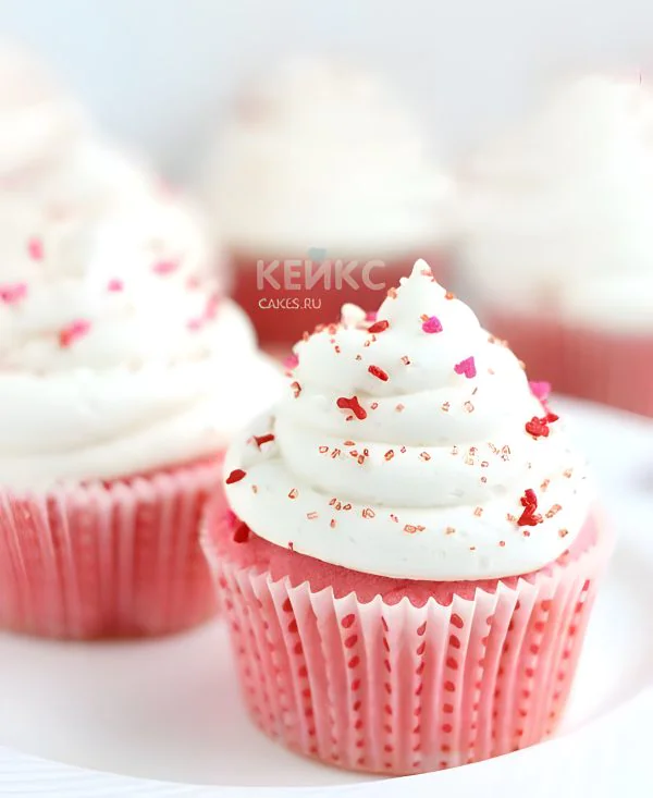 Бело-розовые капкейки с посыпкой Фото