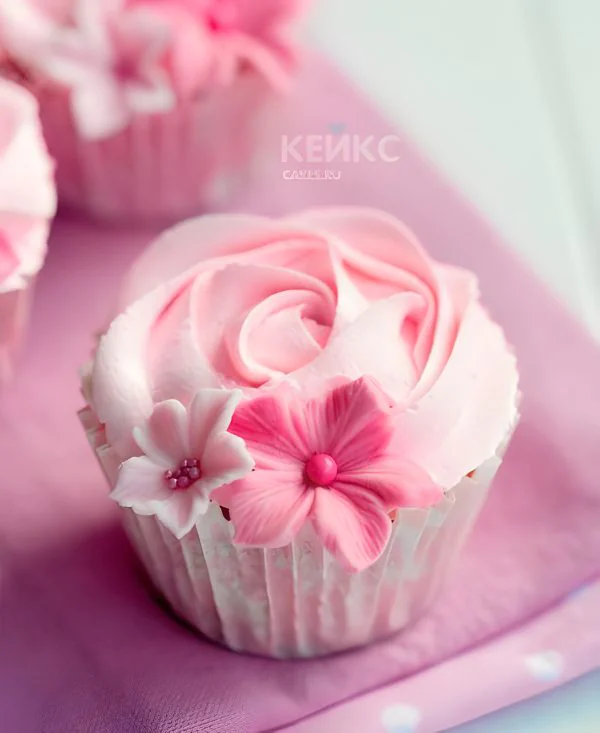 Розовые капкейки с цветочками Фото