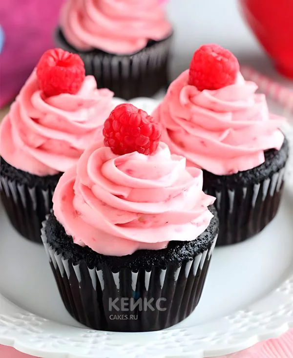 Капкейки с малиной и розовым кремом Фото