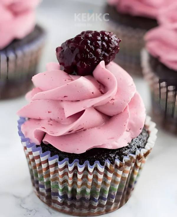 Капкейки с розовым кремом и ягодами Фото