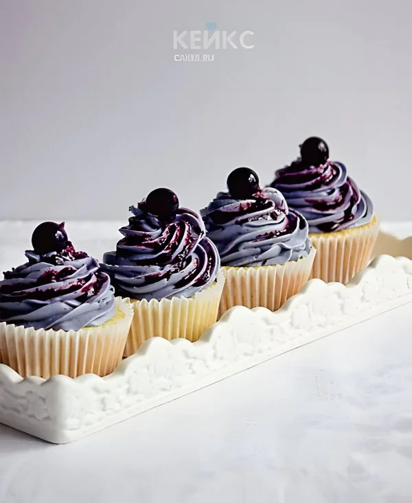 Сиреневые капкейки с ягодами Сиреневые капкейки с ягодами Фото