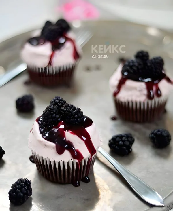 Сиреневые капкейки с шелковицей Сиреневые капкейки с шелковицей Фото