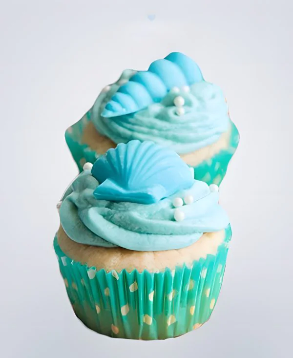 Капкейки в морском стиле с голубыми ракушками Фото