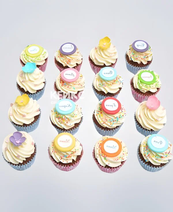 Капкейки с фирменным знаком Фото