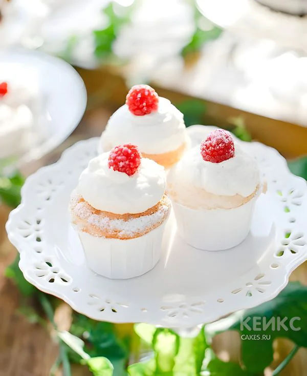 Недорогие капкейки с ягодами Фото