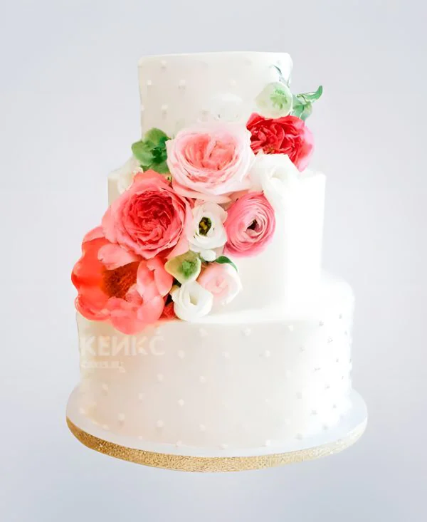 Торт летний свадебный с бусинами и шикарными цветами Фото