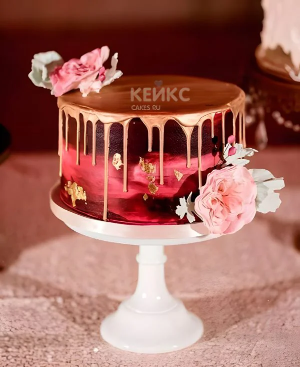 Свадебный торт бордовый одноярусный, с золотыми подтеками и цветами Свадебный торт бордовый одноярусный, с золотыми подтеками и цветами Фото