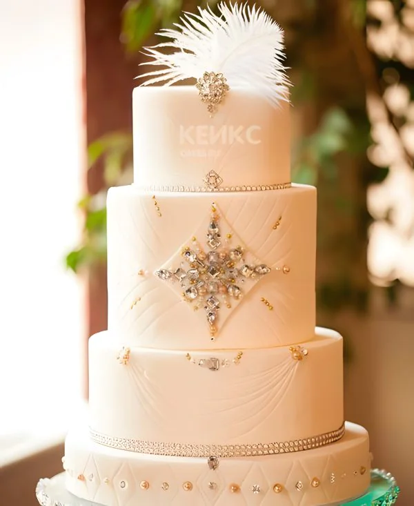 Свадебный торт Гэтсби четырехъярусный, украшение из страз, перо Свадебный торт Гэтсби четырехъярусный, украшение из страз, перо Фото