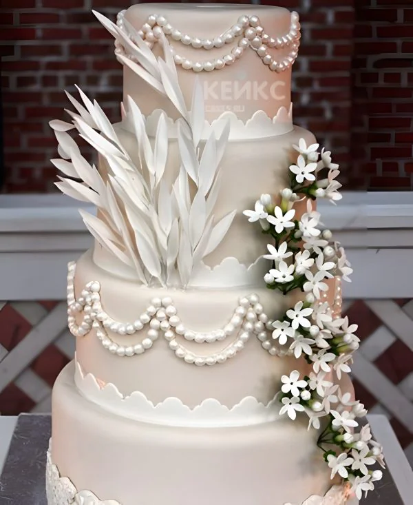 Свадебный торт Гэтсби кружево, жемчуг, белые цветы Фото