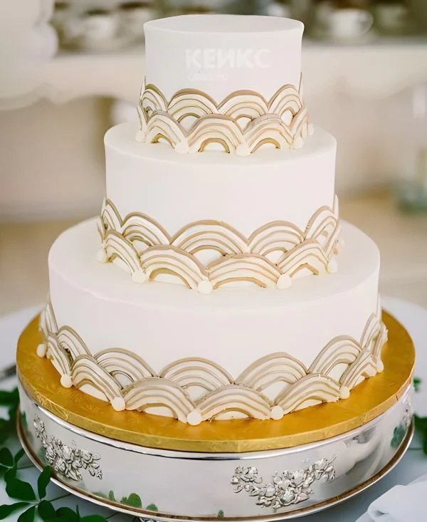 Свадебный торт Гэтсби четырехъярусный с золотой радугой Фото