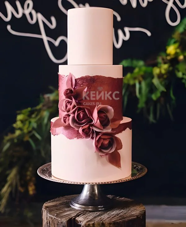 Свадебный торт марсала трехъярусный с бордовыми розами Фото