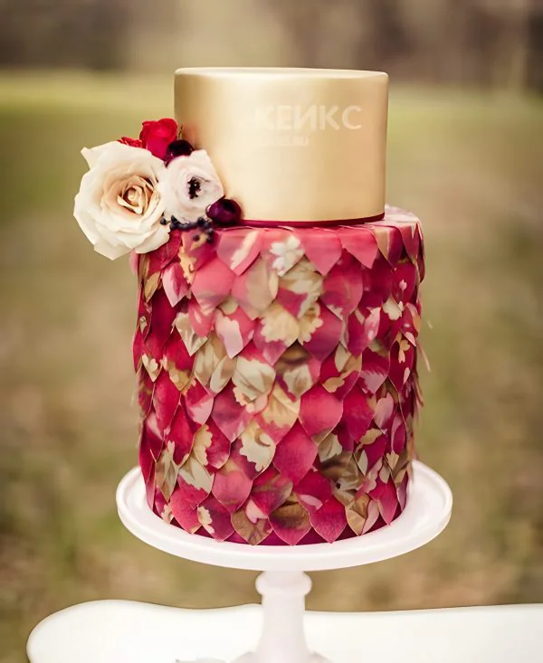 Торт цвет марсала с золотом Фото