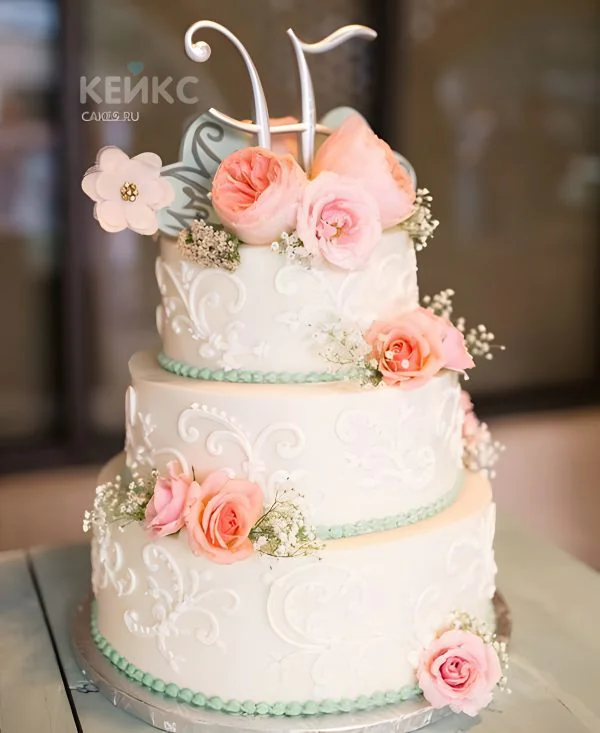 Свадебный трехъятусный торт с инициалами, украшен узором и цветами Фото