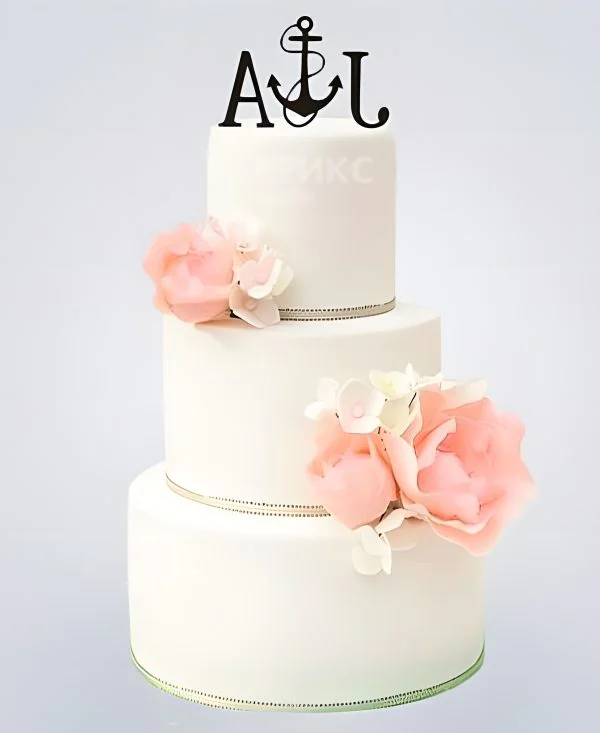 Трехъярусный свадебный торт с инициалами и якорем Трехъярусный свадебный торт с инициалами и якорем Фото