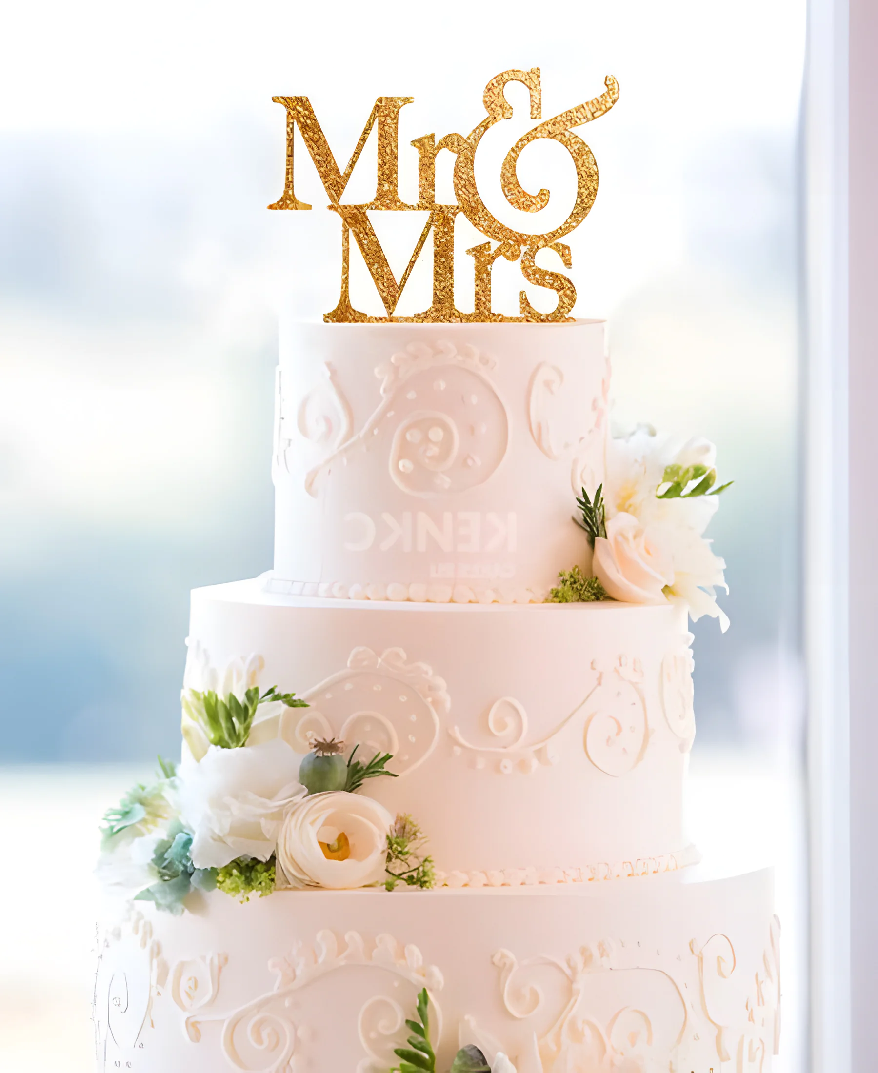 Нежно-розовый трехъярусный торт с узором, надписью Mr&Mrs и цветами Фото