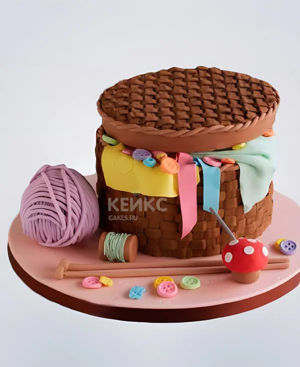 Торт в виде круглого ящика со швейными принадлежностями Торт в виде круглого ящика со швейными принадлежностями Фото