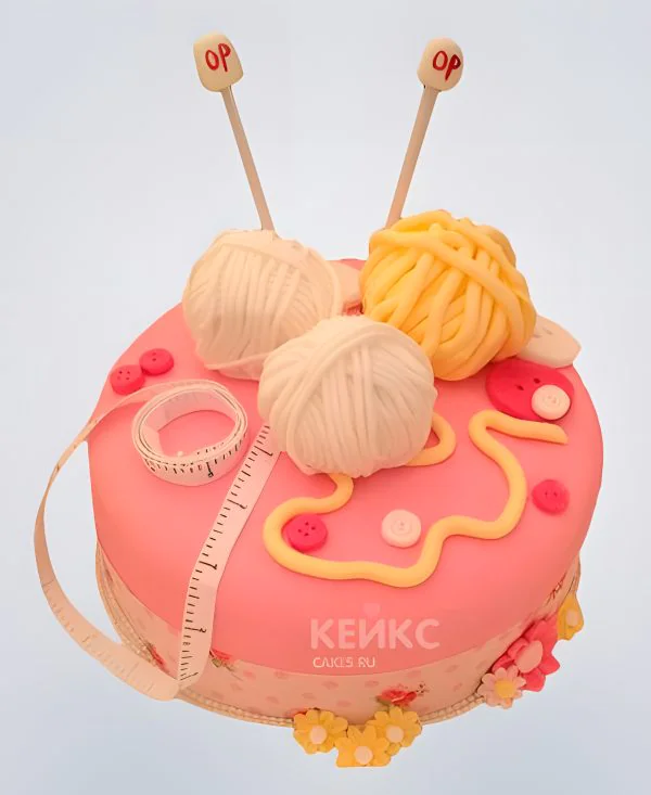 Торт розовый с нитками и спицами Торт розовый с нитками и спицами Фото