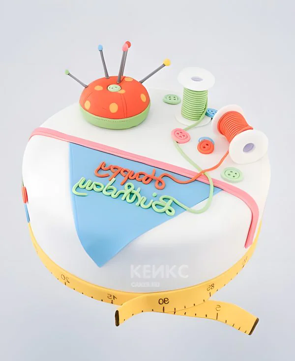 Стильный белый торт с нитками и иголками Стильный белый торт с нитками и иголками Фото