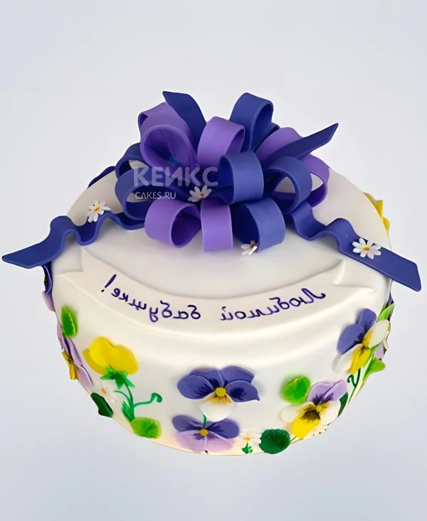 Оригинальный белый торт с фиолетовым бантом Оригинальный белый торт с фиолетовым бантом Фото