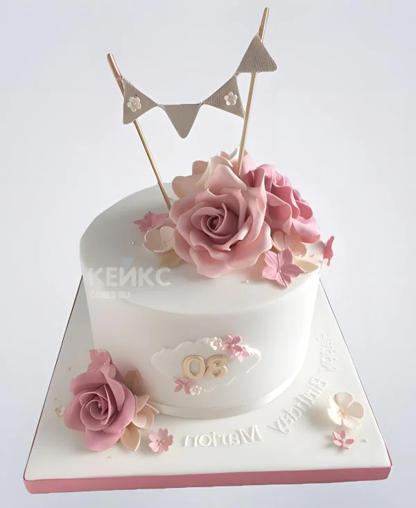 Торт белый с нежно-розовыми цветами и гирляндой Торт белый с нежно-розовыми цветами и гирляндой Фото