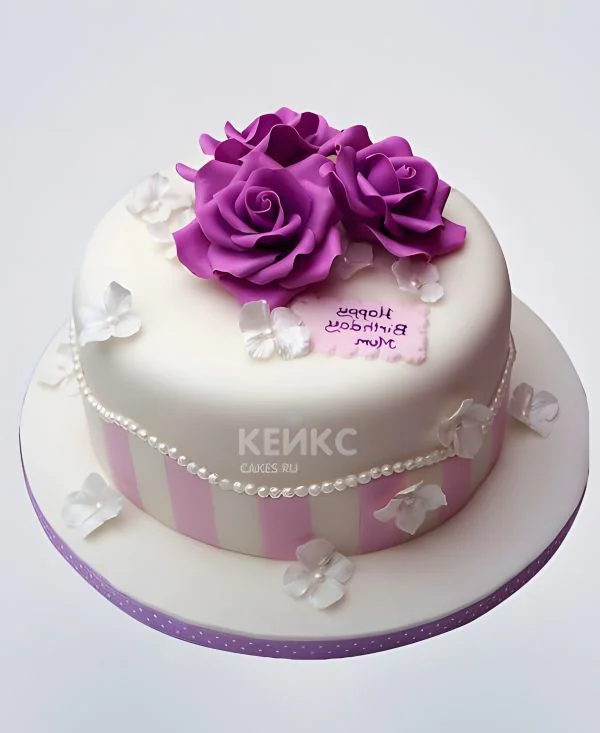Нежный белый торт с фиолетовыми цветами Нежный белый торт с фиолетовыми цветами Фото