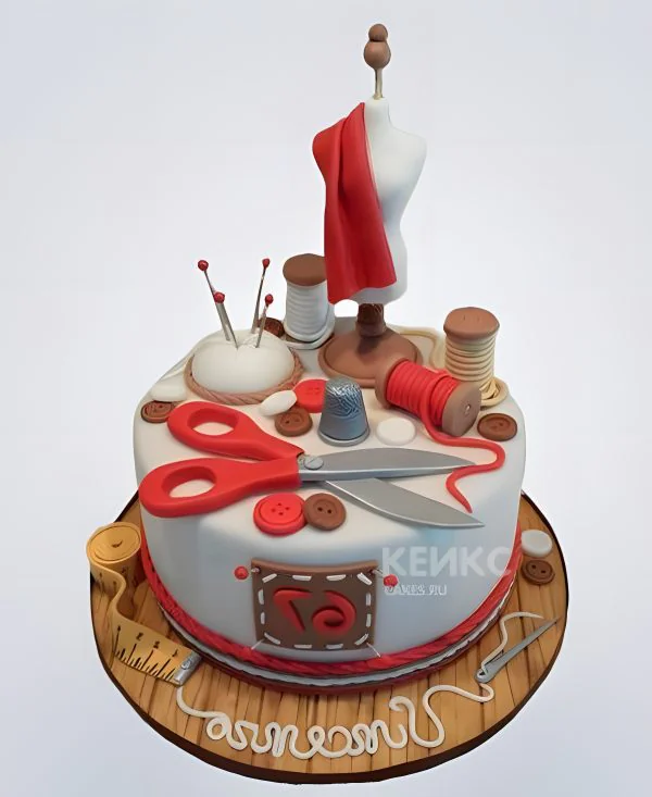 Красивый белый торт в виде швейной мастерской Красивый белый торт в виде швейной мастерской Фото
