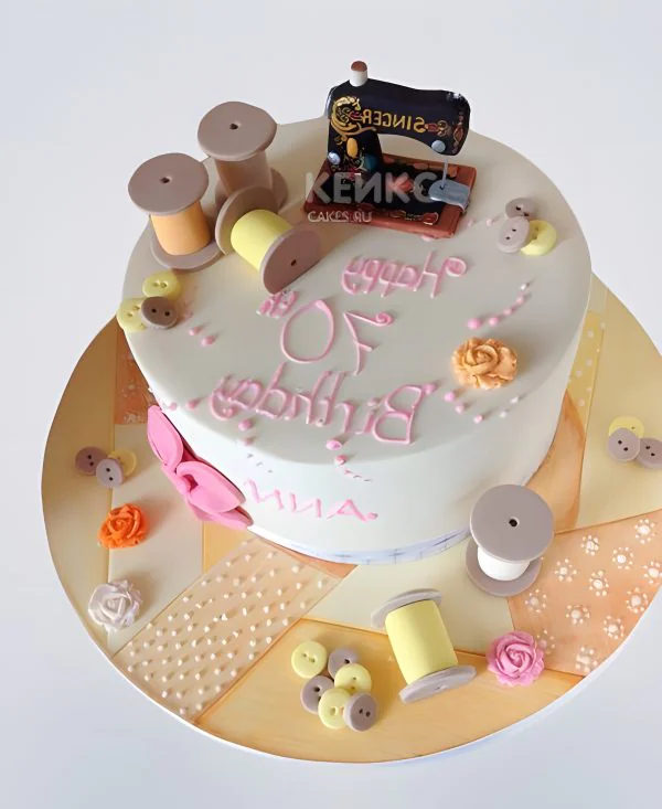 Торт белый со швейной машинкой и нитками Торт белый со швейной машинкой и нитками Фото