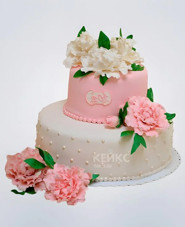 Торт бело-розовый на день рождения с цветами Фото