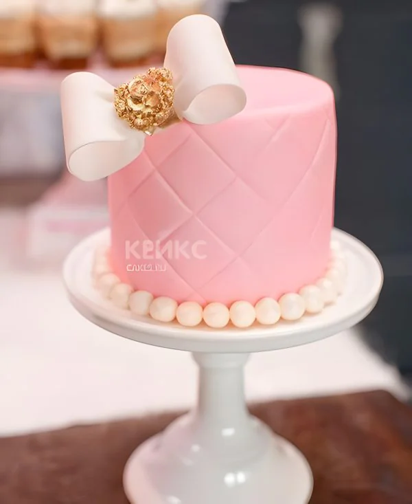 Торт бело-розовый с бантиком и брошкой Фото