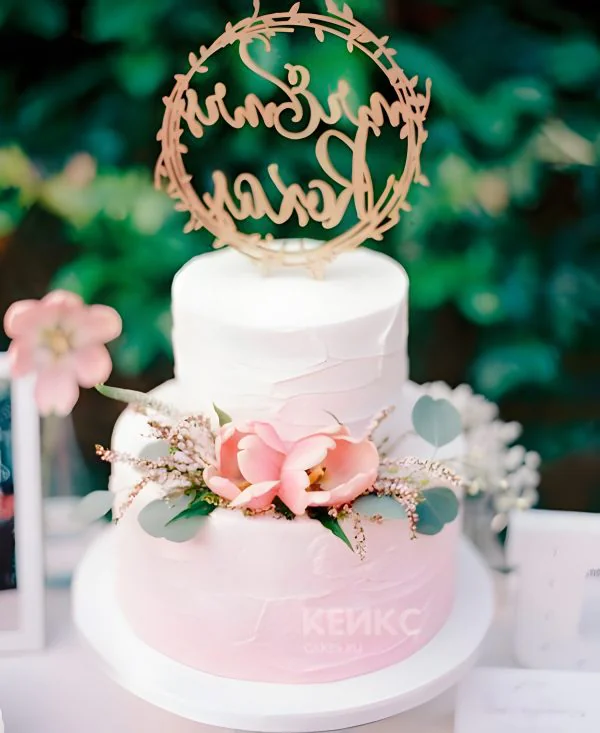 Торт с белым и розовым кремом Фото