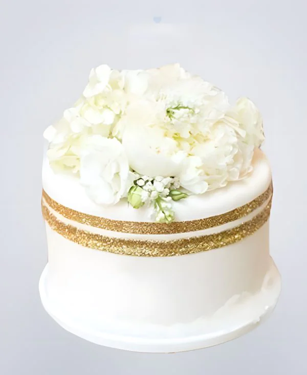 Белый торт с белыми цветами сверху Фото