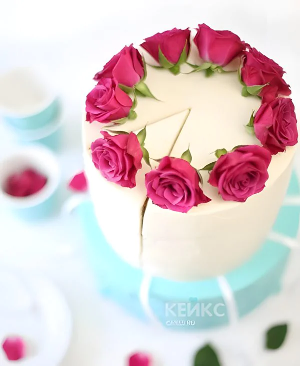 Сине-белый торт с розовыми цветами на день рождения Фото
