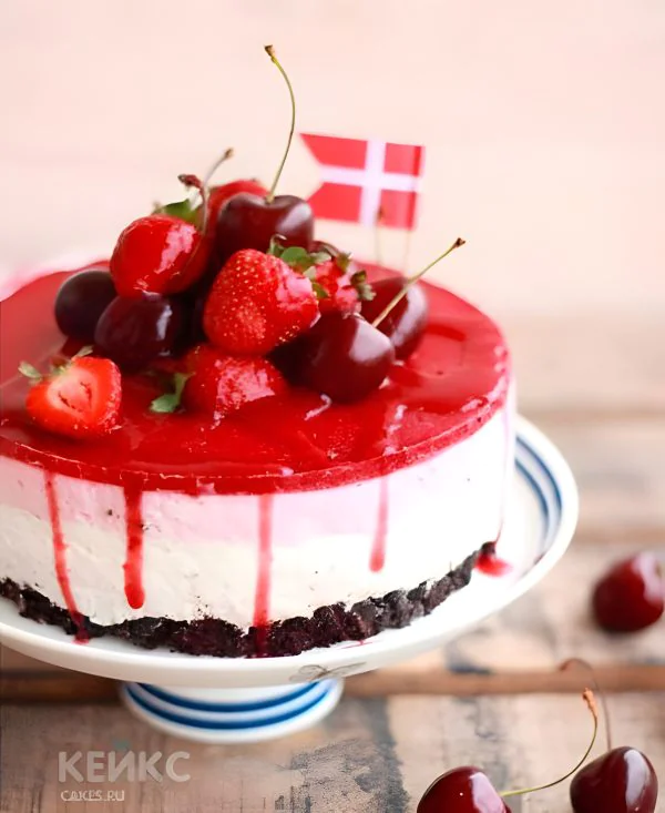 Безглютеновый торт с клубникой и черешней Безглютеновый торт с клубникой и черешней Фото