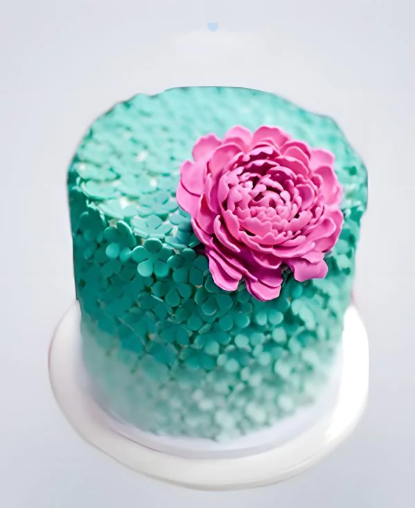 Бирюзовый торт из крема с цветком Фото