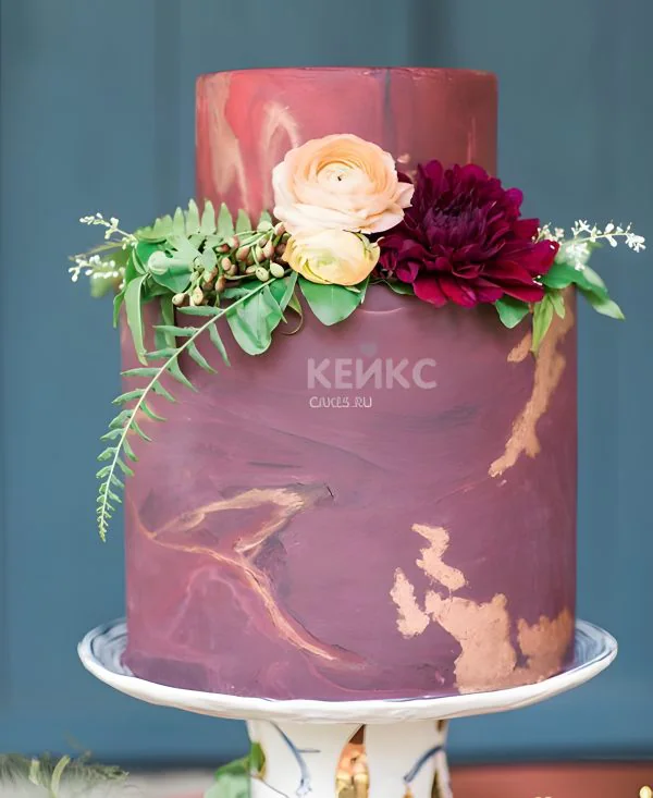 Торт бордовый с живыми цветами Фото