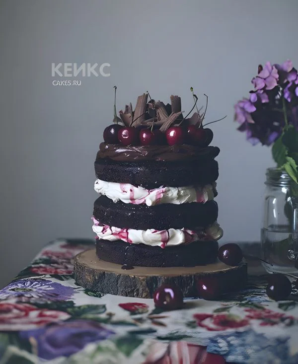 Торт с разными ярусами и вишней Торт с разными ярусами и вишней Фото
