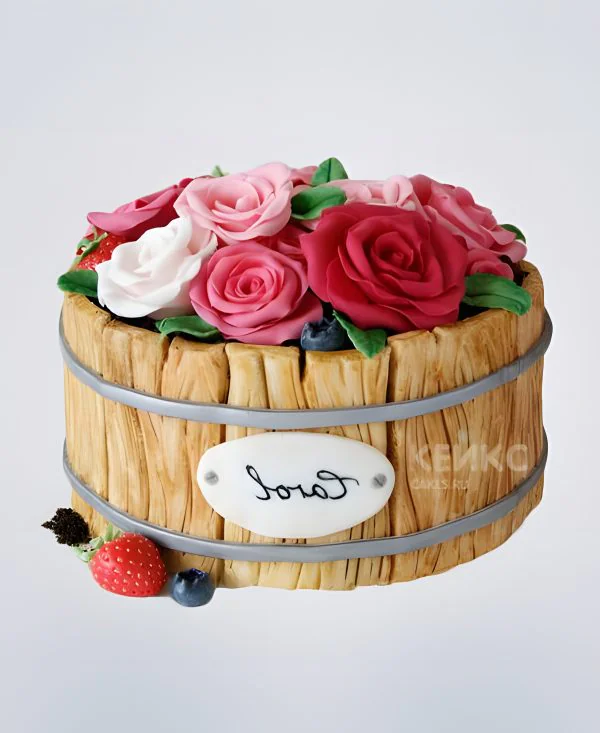 Торт в виде корзинки с розами и ягодами Фото