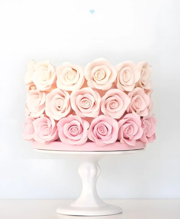 Торт букет с нежными розами из мастики Фото