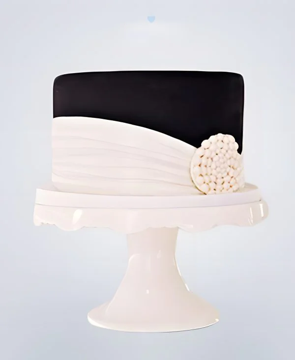 Круглый черно-белый торт Фото