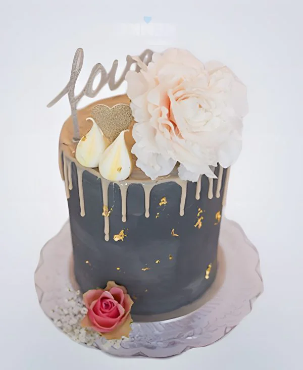 Черный торт с цветами и надписью Фото