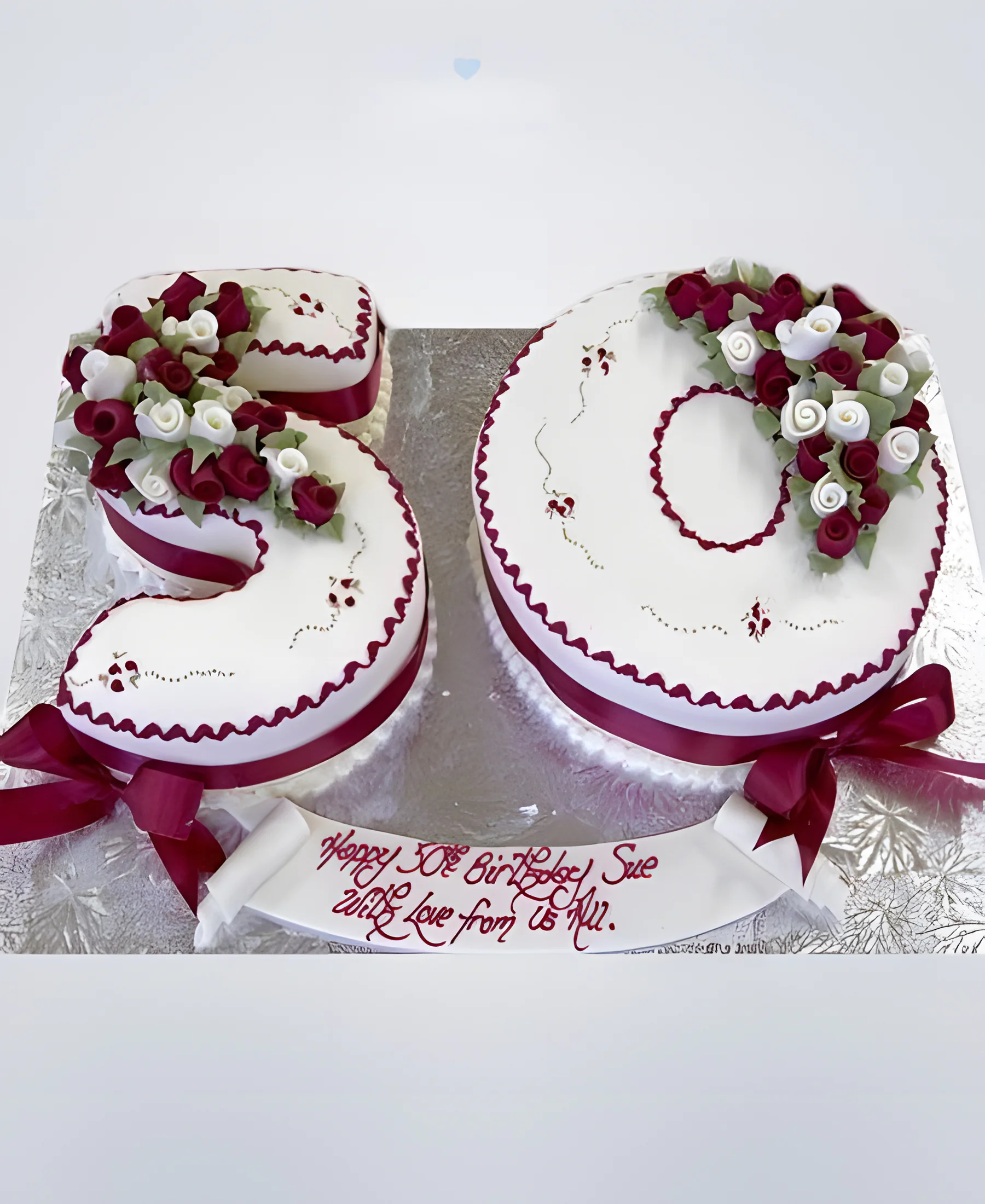 Торт цифра в бело-красном цвете с бантиками и цветами Фото