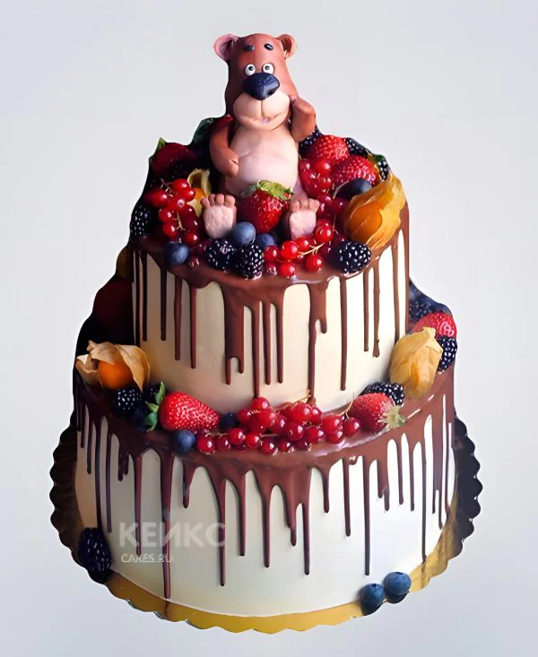 Большой торт с ягодами и медведем Большой торт с ягодами и медведем Фото