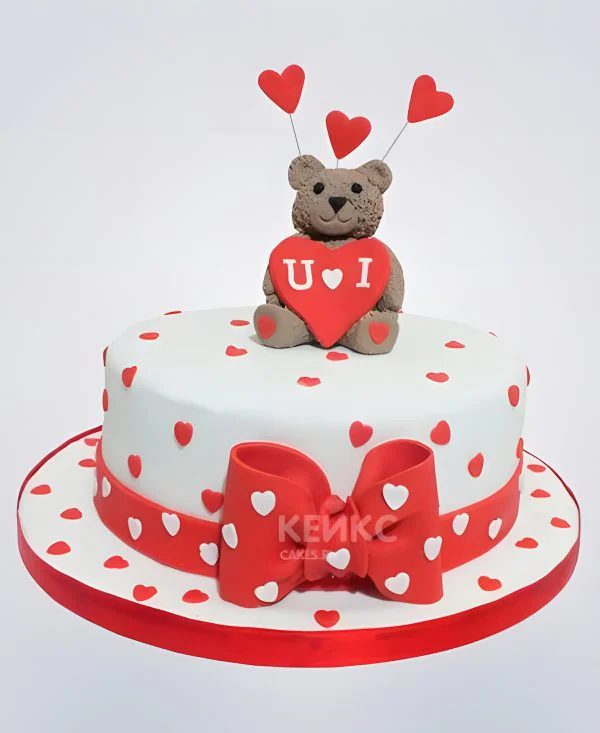 Белый торт с сердцами и мишкой Фото