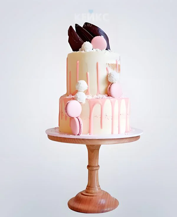 Белый торт с глазурью и розовыми макарунами Белый торт с глазурью и розовыми макарунами Фото