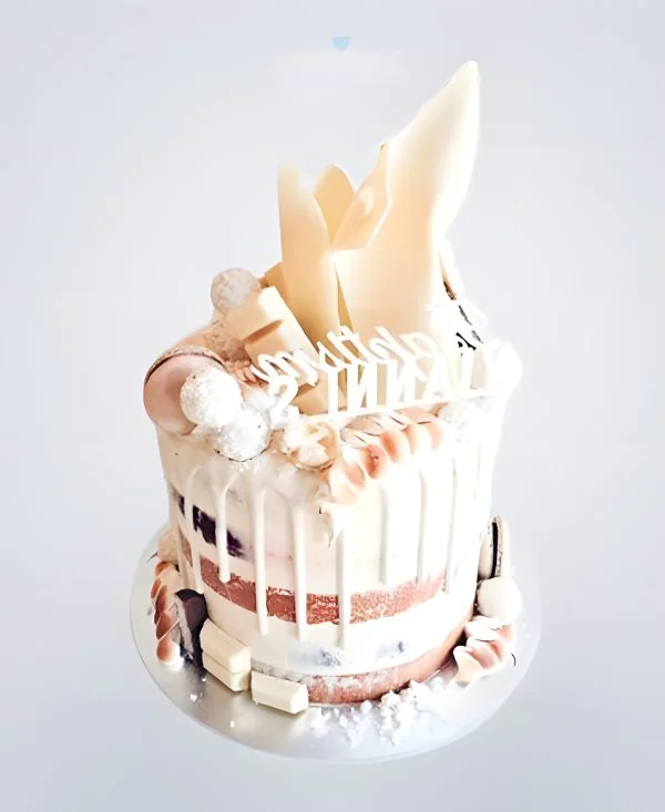 Торт со сладостями из белого шоколада Торт со сладостями из белого шоколада Фото