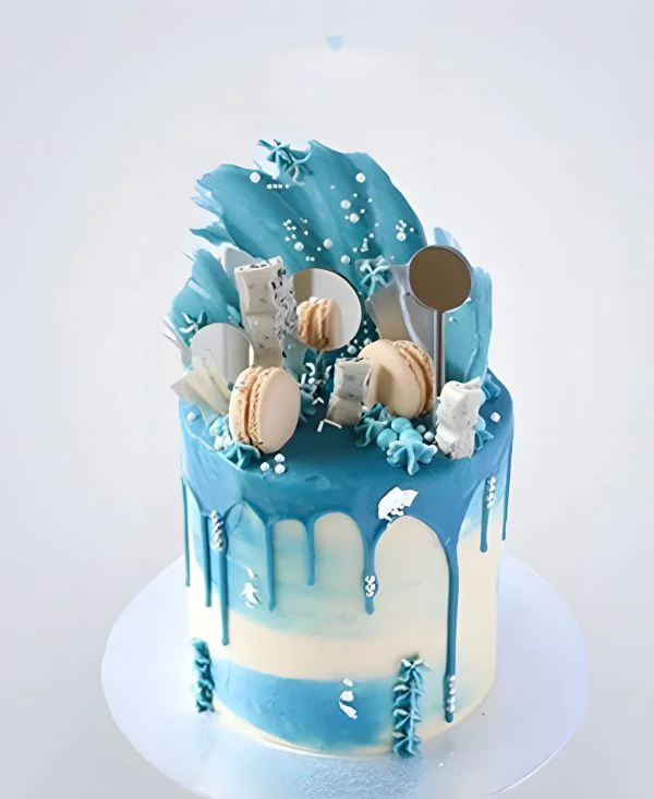 Бело-голубой торт с макарунс Бело-голубой торт с макарунс Фото